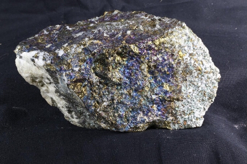 Bornite, Covellite, (sulfure de cuivre),  et Malachite (hydroxyde de carbonate de cuivre)
