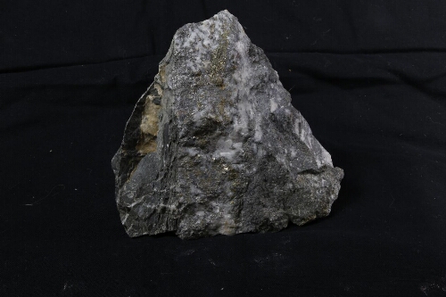 Or (invisible à l'œil nu) dans Arsénopyrite (sulfo-arséniure de fer), bismuthinite (sulfure de Bismuth), bismuth natif, pyrite (sulfure de fer)